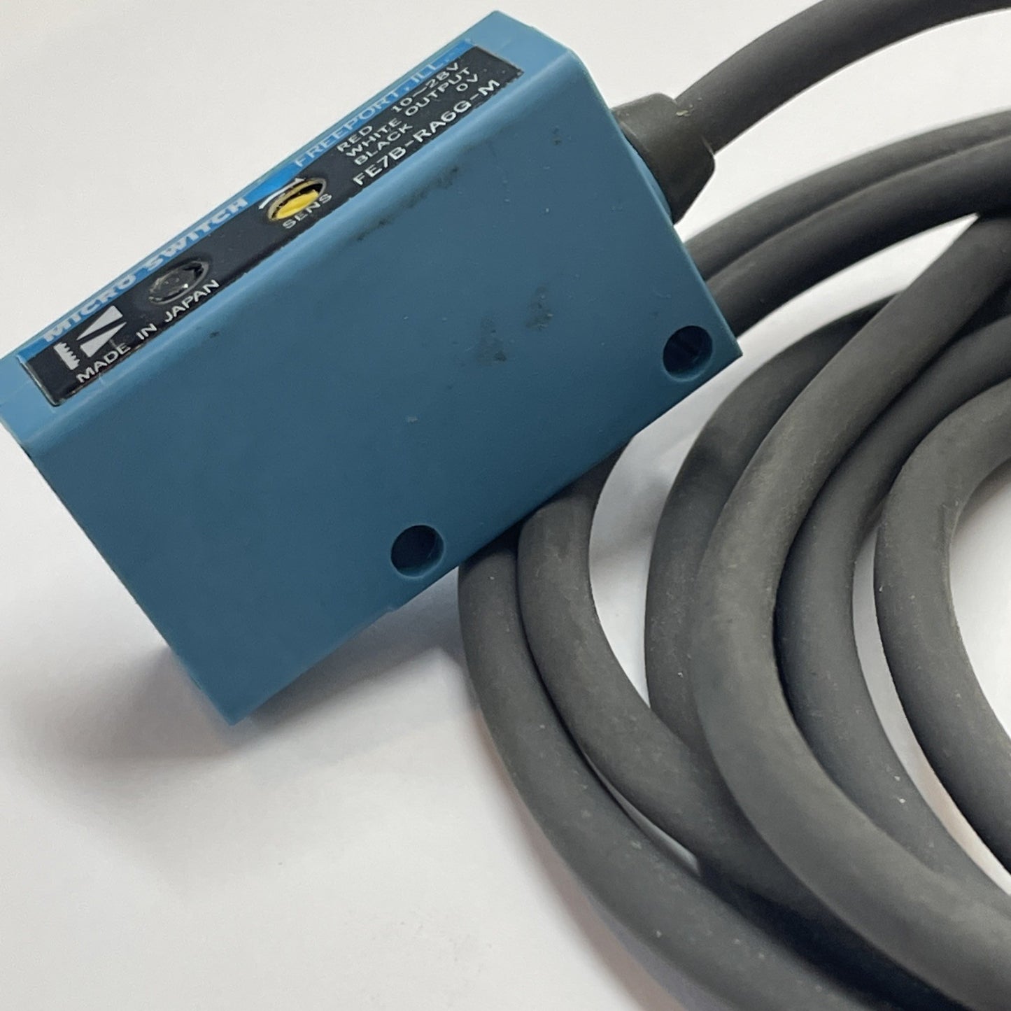 FE7B-RA6G-M / FE7BRA6GM Retroreflective Photoelectric Sensor 10-28 VDC