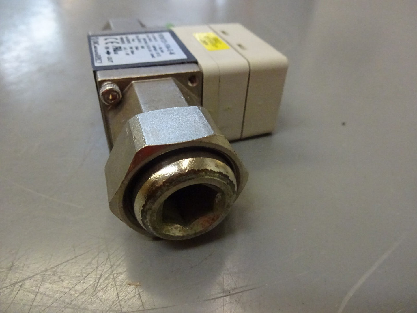 SMC PF3W720-F04-E-M / DIGITAL WATER FLOW SWITCH / 2 ~16L / MIN 1/2" F PORTS