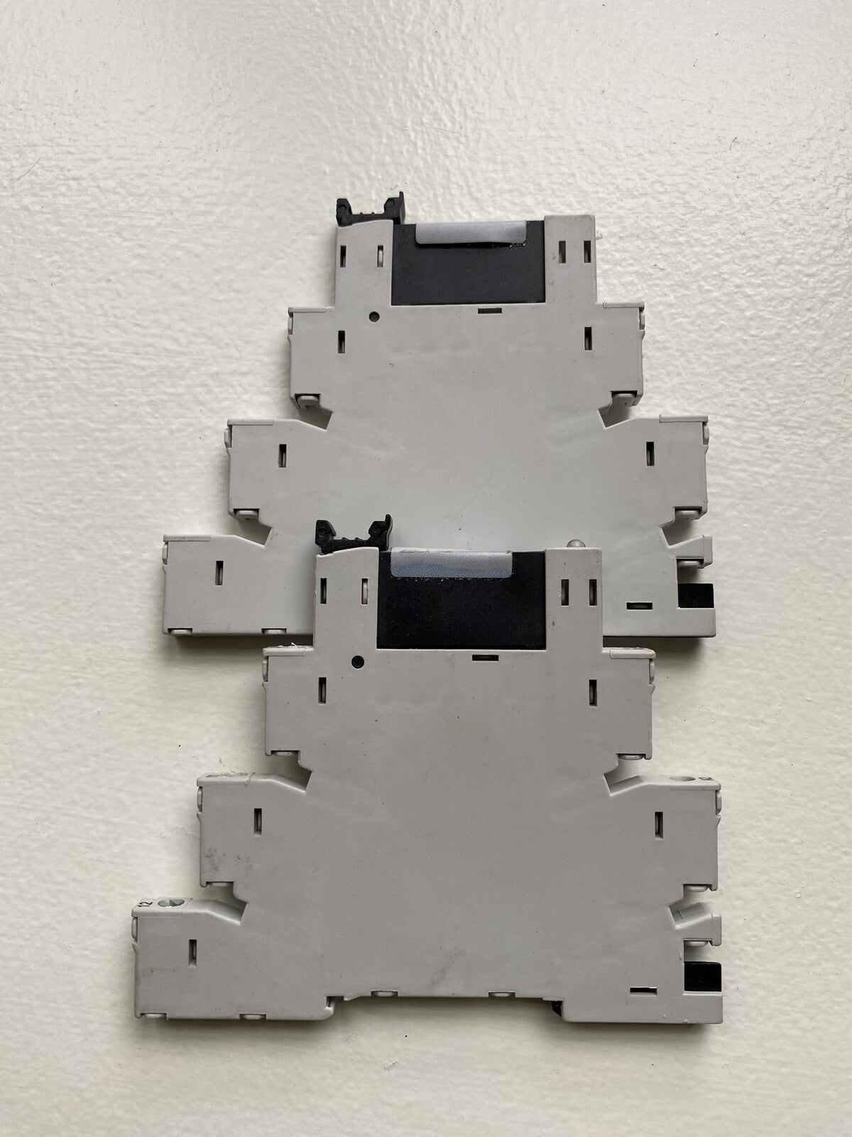 ALLEN BRADLEY 700-HLT1Z SER A TERMINAL BLOCK W/ 700-TBS24 RELAY SER B / LOT OF 2