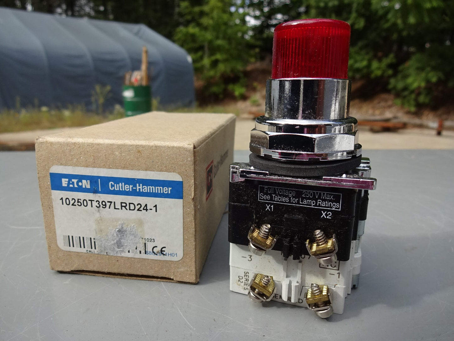 EATON 10250T397LRD24-1 / 10250T397LRD241 RED LIGHT PUSH BUTTON / NEW WITH BOX