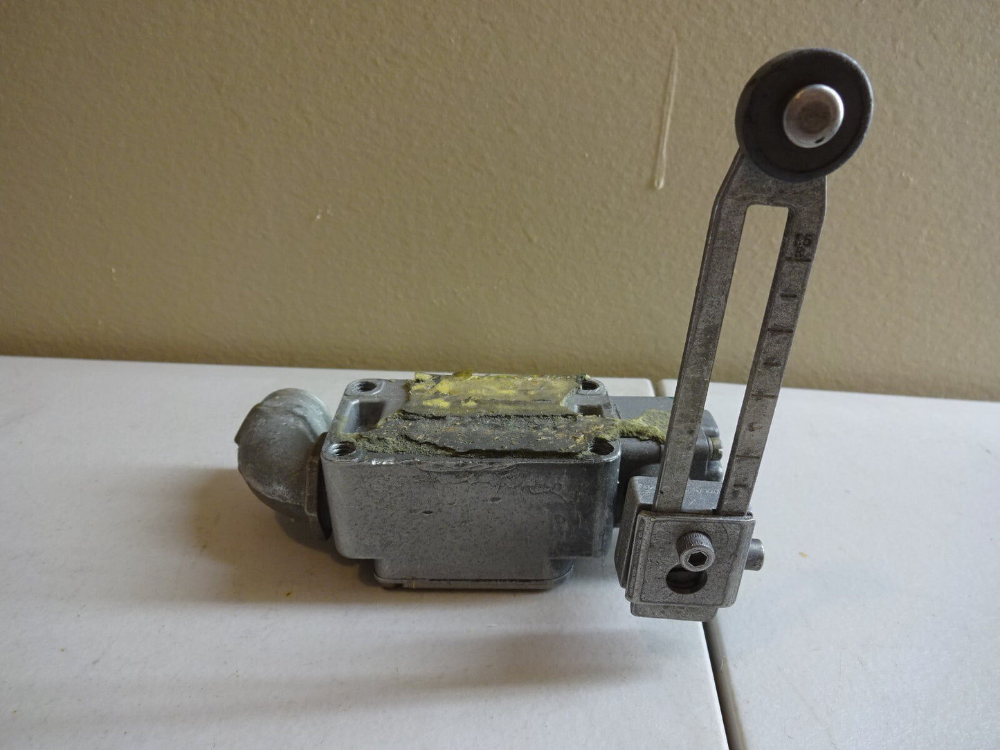 MICRO SWITCH 1LS3 / ENCLOSED PRECISION LIMIT SWITCH SIDE ACTUATOR SPDT