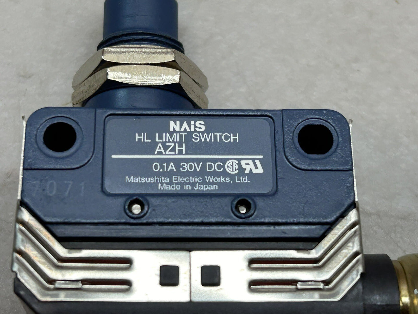 NAIS AZH2332 / HL LIMIT SWITCH 0.1A 30VDC / NEW