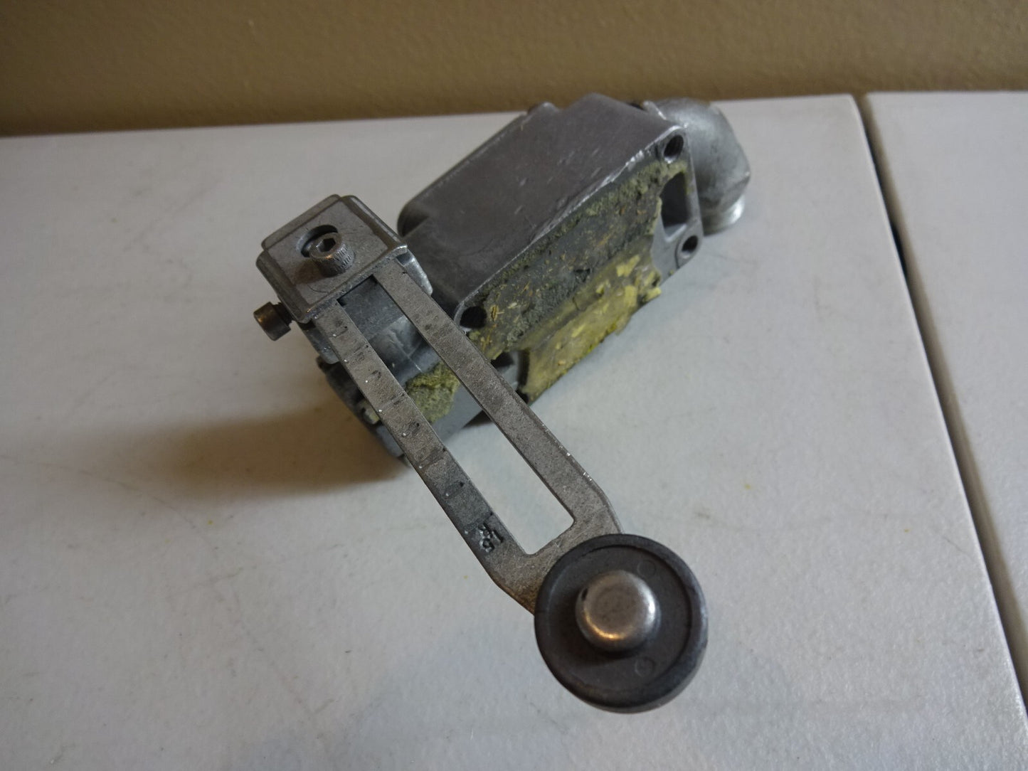 MICRO SWITCH 1LS3 / ENCLOSED PRECISION LIMIT SWITCH SIDE ACTUATOR SPDT