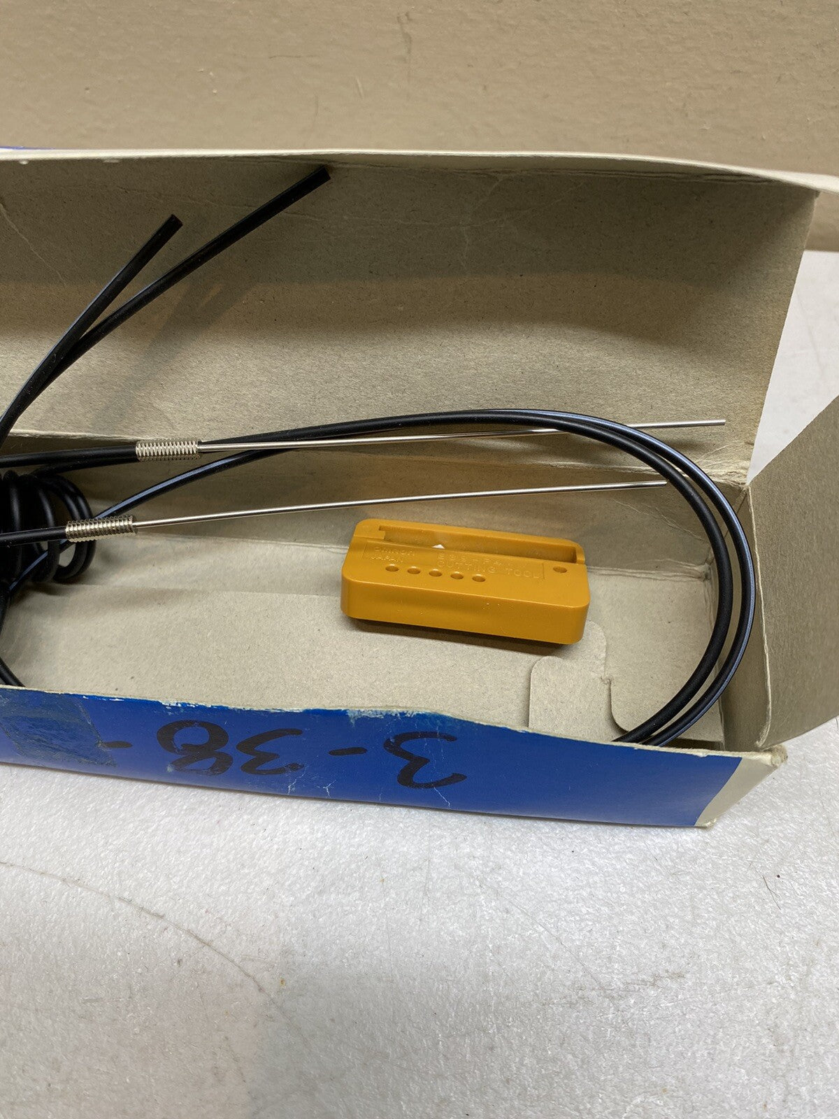 (LOT OF 2) OMRON E32-TC200D Fiber Optic Through-Beam Sensor Cable / Head