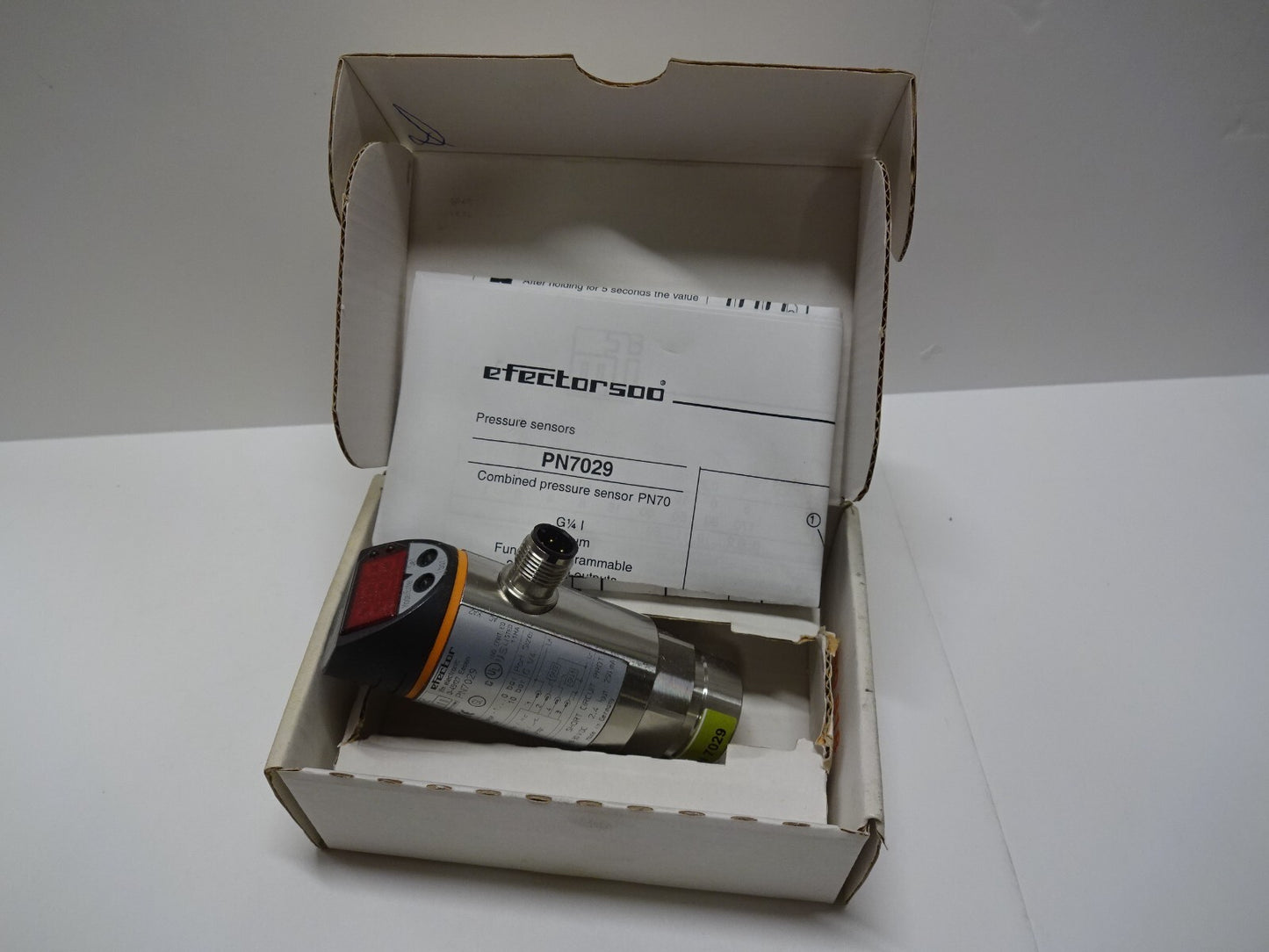 IFM EFECTOR 500 PN7029 / PRESSURE SENSOR SWITCH / PN-0-1-RBR14-QFPKG/US/V / NEW