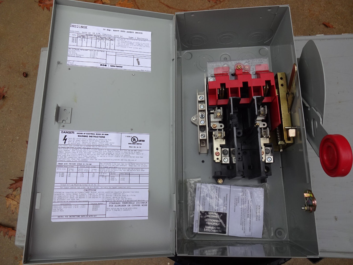 EATON DH221NGK / 30 AMP FUSIBLE SAFETY SWITCH W/ NEUTRAL 240 VAC 2 POLE / NEW