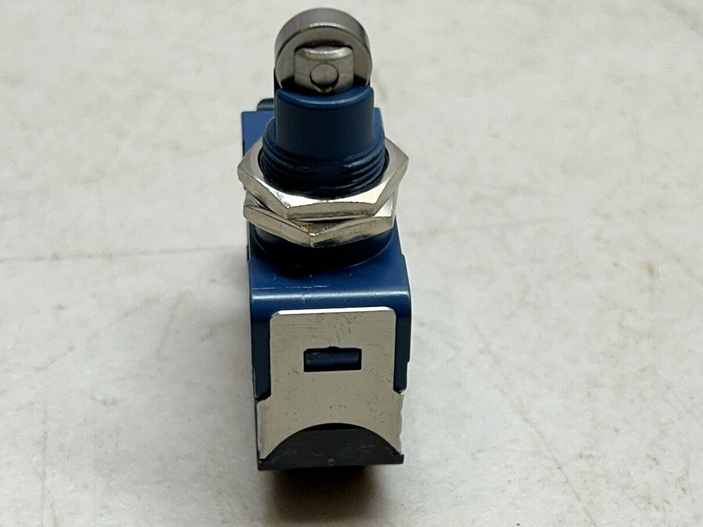NAIS AZH2033 / HL LIMIT SWITCH 5A 250VAC CROSS ROLLER PLUNGER PANEL MOUNT / NEW