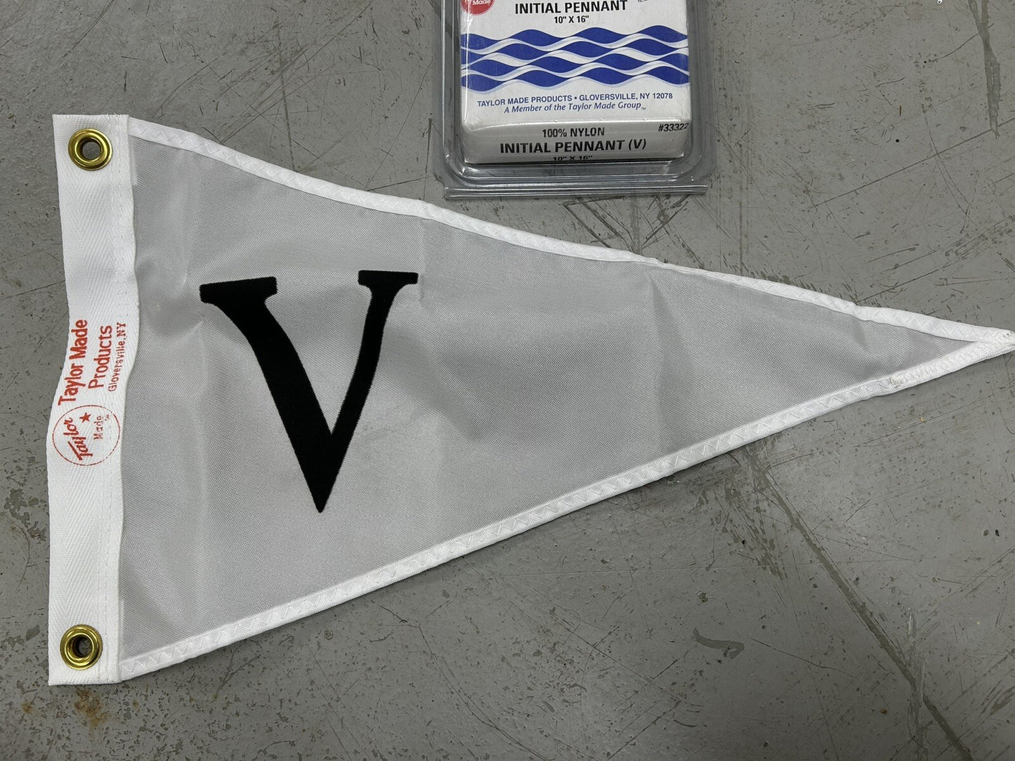 TAYLOR MADE 33322 / INITIAL V PENNANT / 10" x 16" / NEW