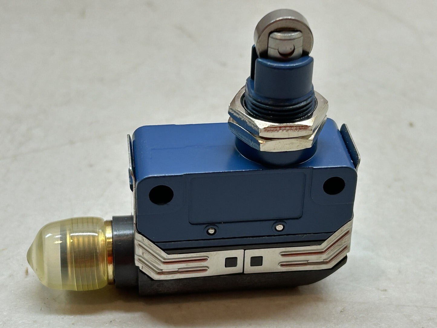 NAIS AZH2332 / HL LIMIT SWITCH 0.1A 30VDC / NEW
