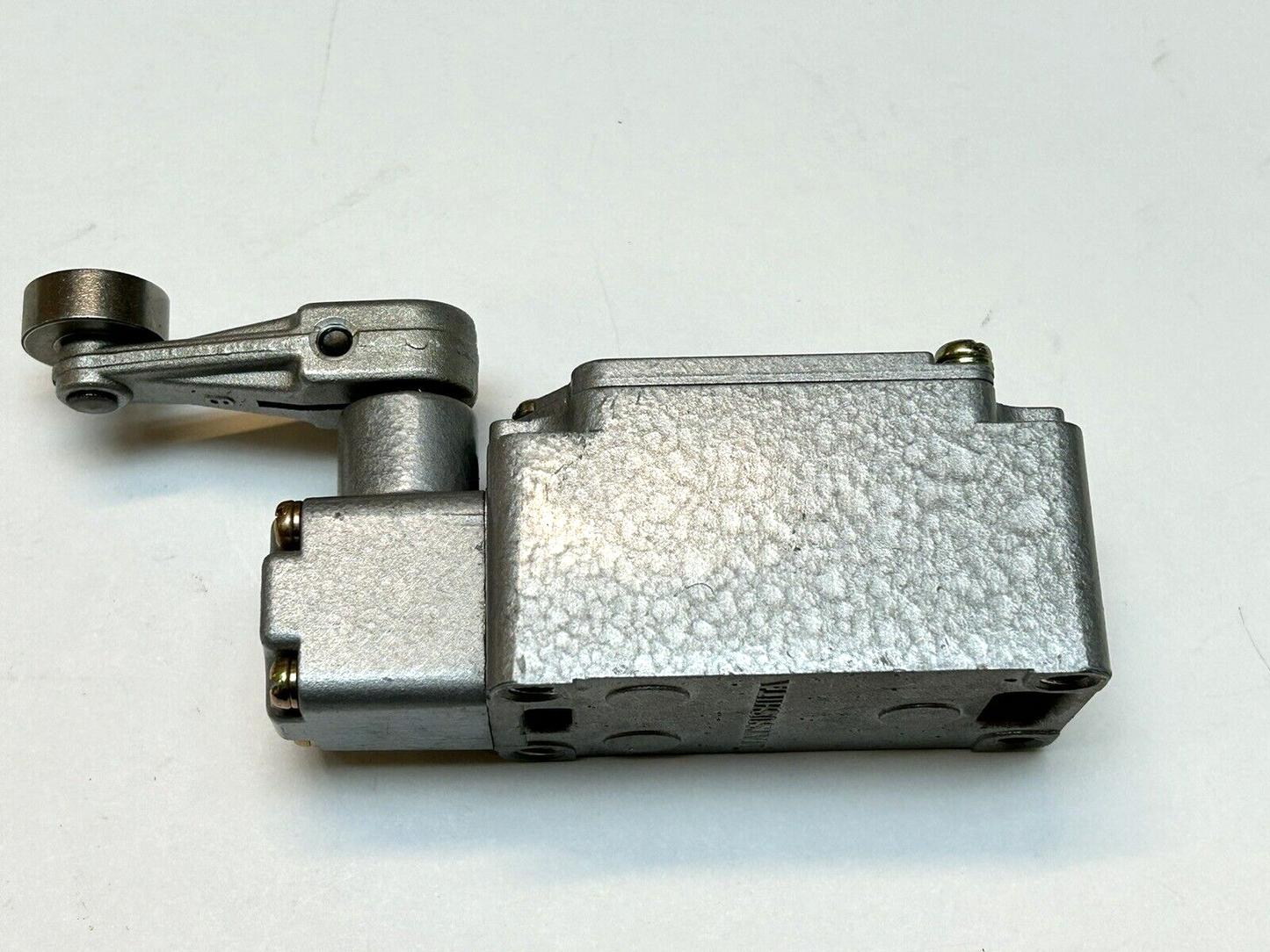 MATSUSHITA AZ5104 / LIMIT SWITCH 10A 125V 6A 250V WITH ROLLER ARM / NEW NO BOX