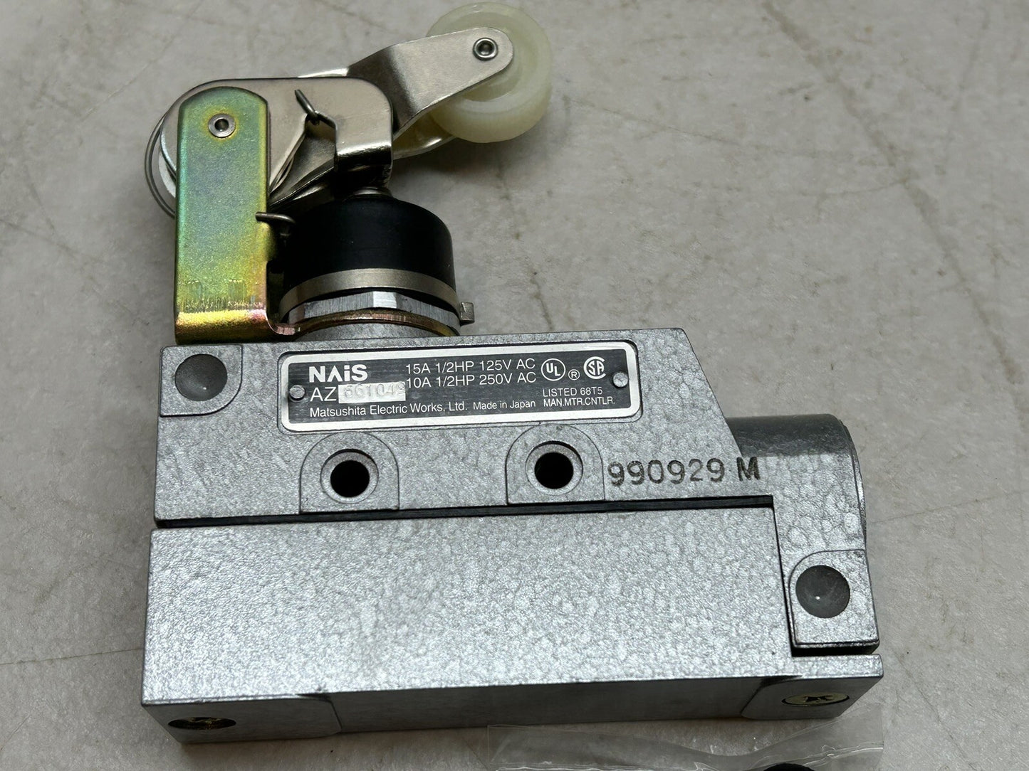 NAIS AZ661049 LIMIT SWITCH 15A / 10A 1/2HP 125VAC / 250VAC / NEW NO BOX