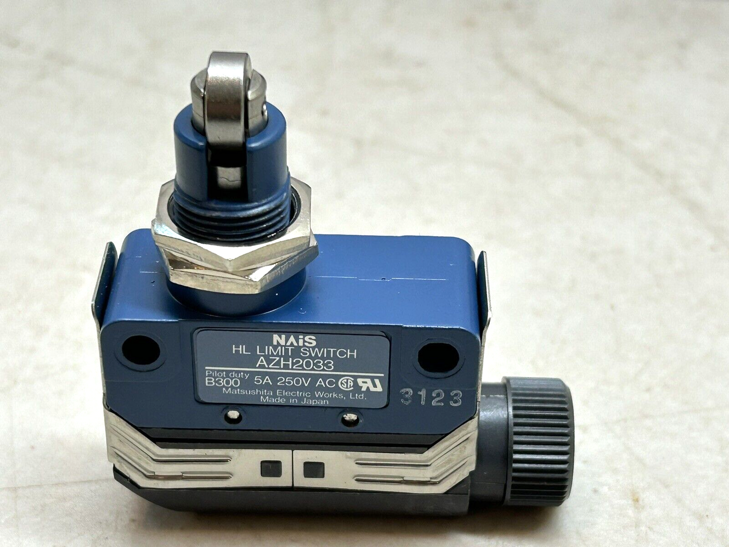 NAIS AZH2033 / HL LIMIT SWITCH 5A 250VAC CROSS ROLLER PLUNGER PANEL MOUNT / NEW