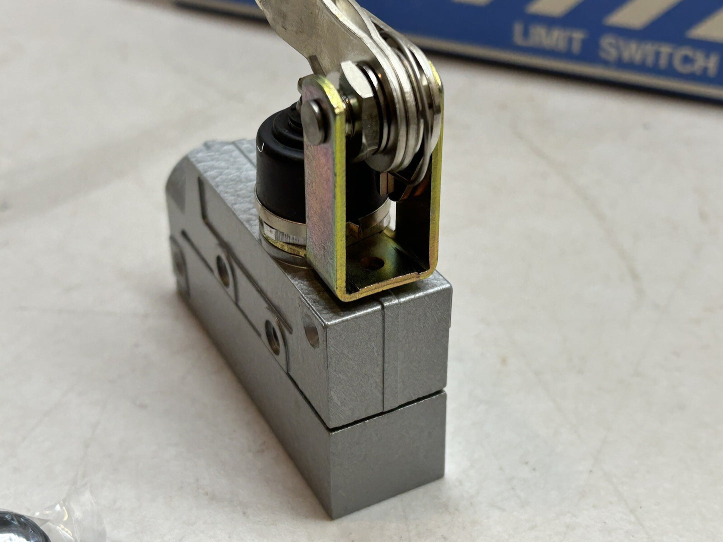 NAIS AZ661049 LIMIT SWITCH 15A / 10A 1/2HP 125VAC / 250VAC / NEW NO BOX