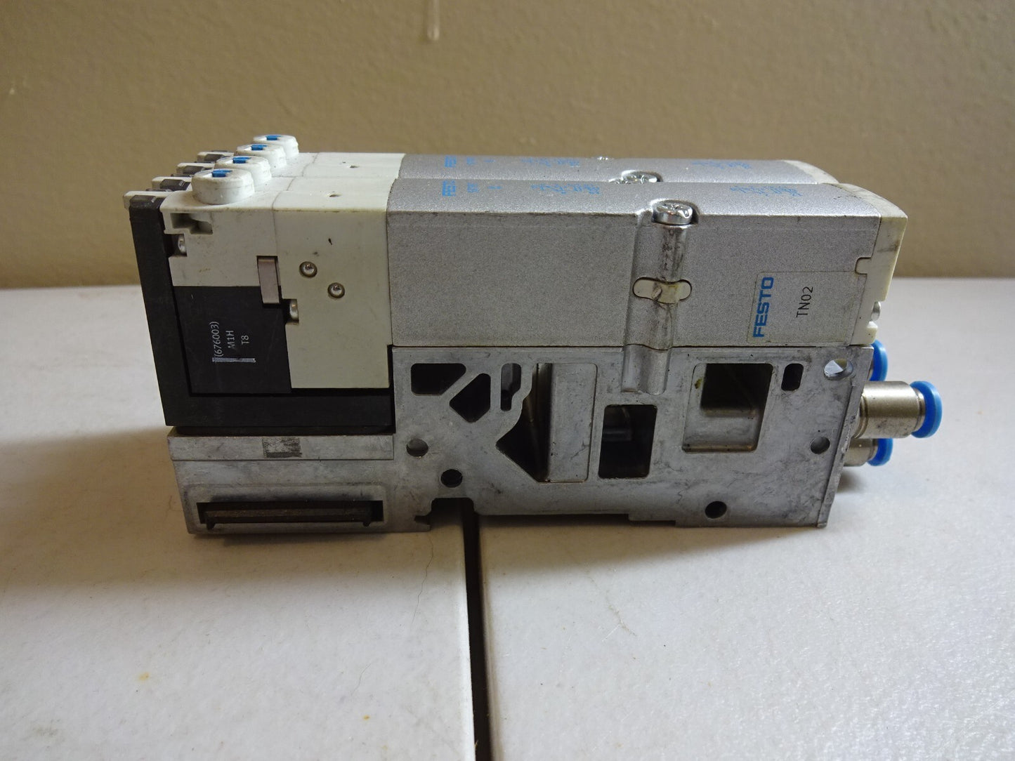 FESTO VMPA2-FB-EMS-4 WITH TWO 537957 K / AND 538000 SUB BASE MANIFOLD