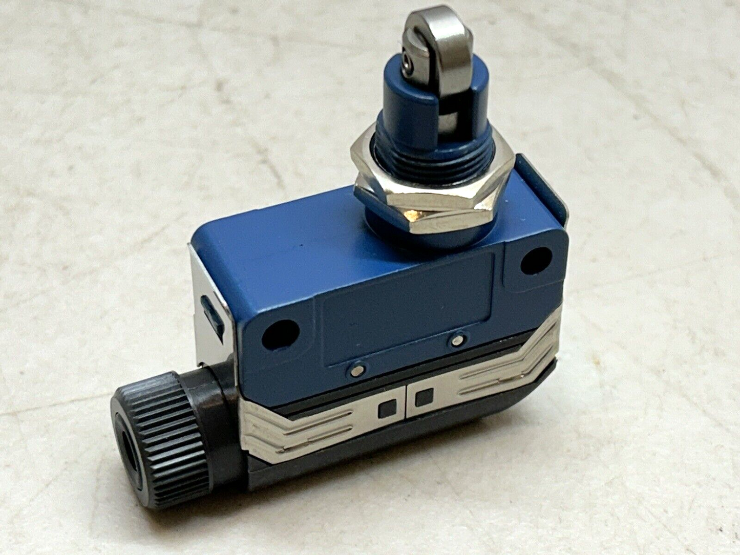 NAIS AZH2033 / HL LIMIT SWITCH 5A 250VAC CROSS ROLLER PLUNGER PANEL MOUNT / NEW