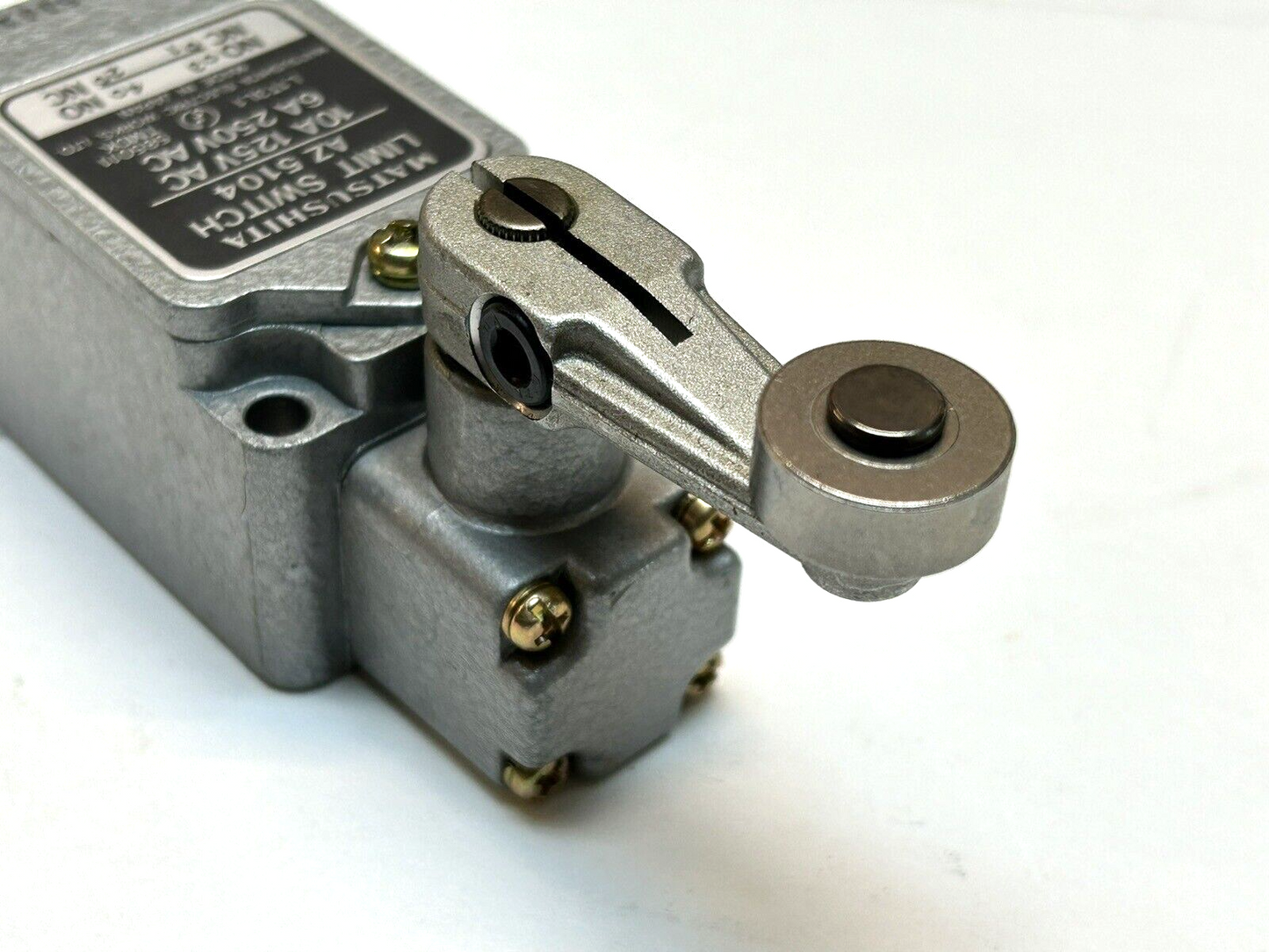 MATSUSHITA AZ5104 / LIMIT SWITCH 10A 125V 6A 250V WITH ROLLER ARM / NEW NO BOX