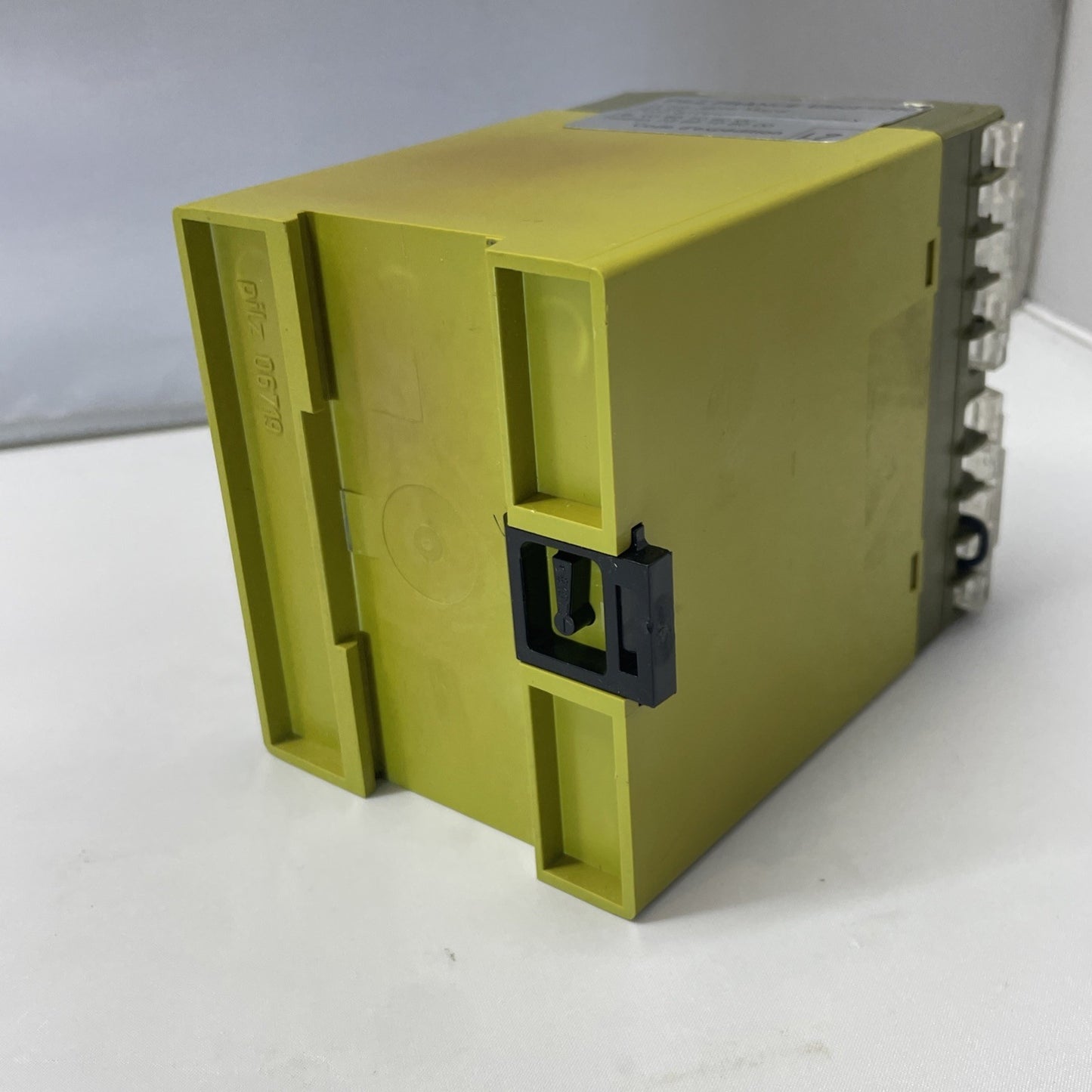 PILZ PSWZ 110VAC 2S/1O 100VAC 6VA 50-60Hz 250VAC 6A 1300VA 6AF/4AT