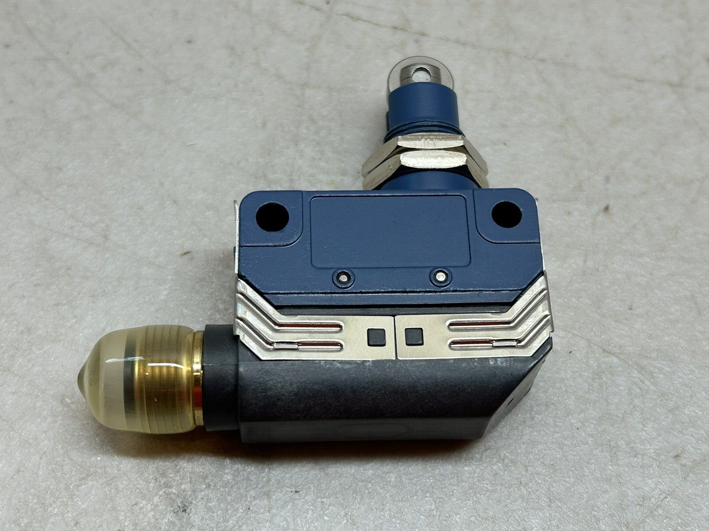 NAIS AZH2332 / HL LIMIT SWITCH 0.1A 30VDC / NEW