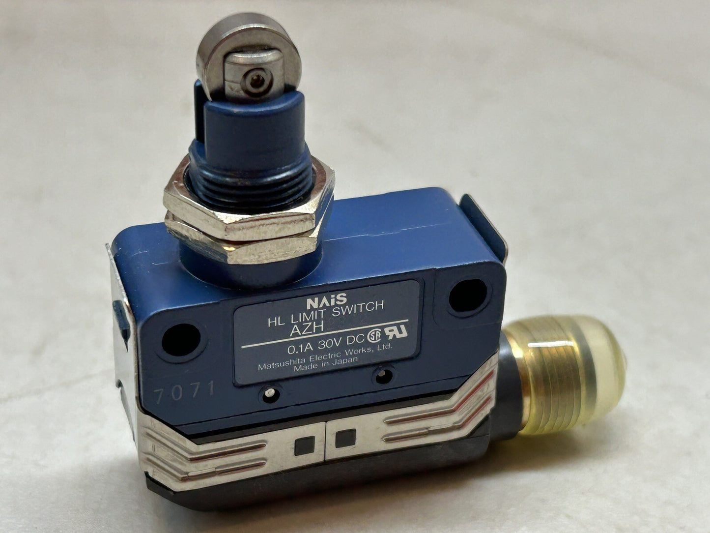 NAIS AZH2332 / HL LIMIT SWITCH 0.1A 30VDC / NEW