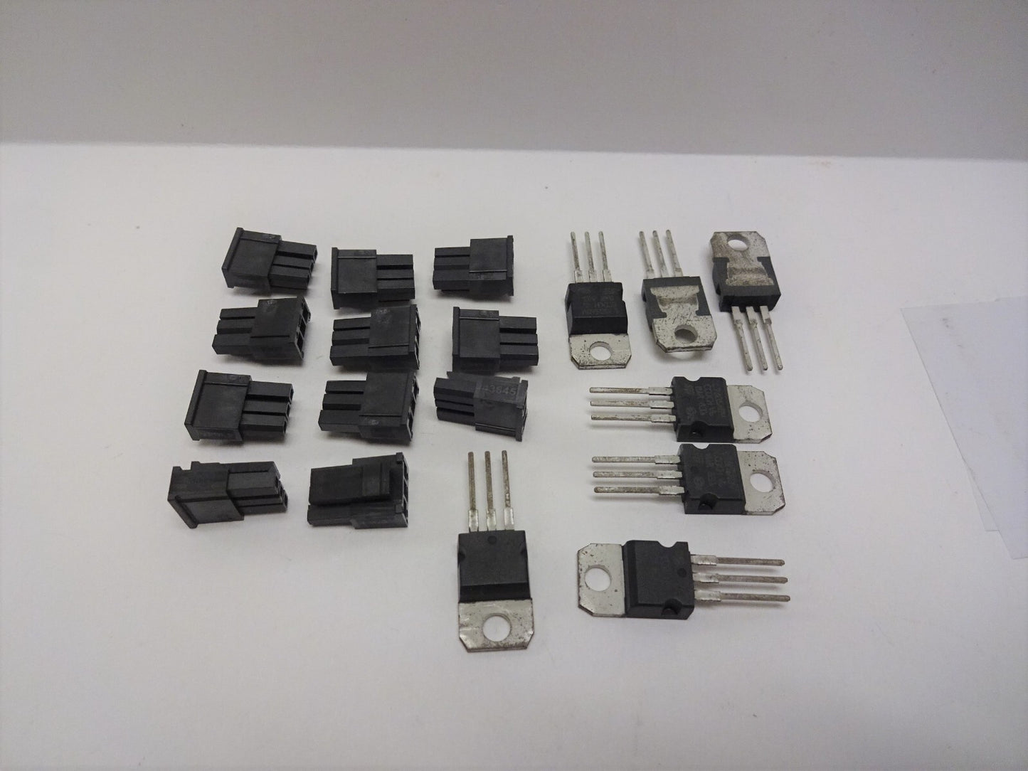 MOLEX 43645-1000 + 43645-0300 / AMPHENOL 69168-110HLF / L7805ABV V6 NEW & USED
