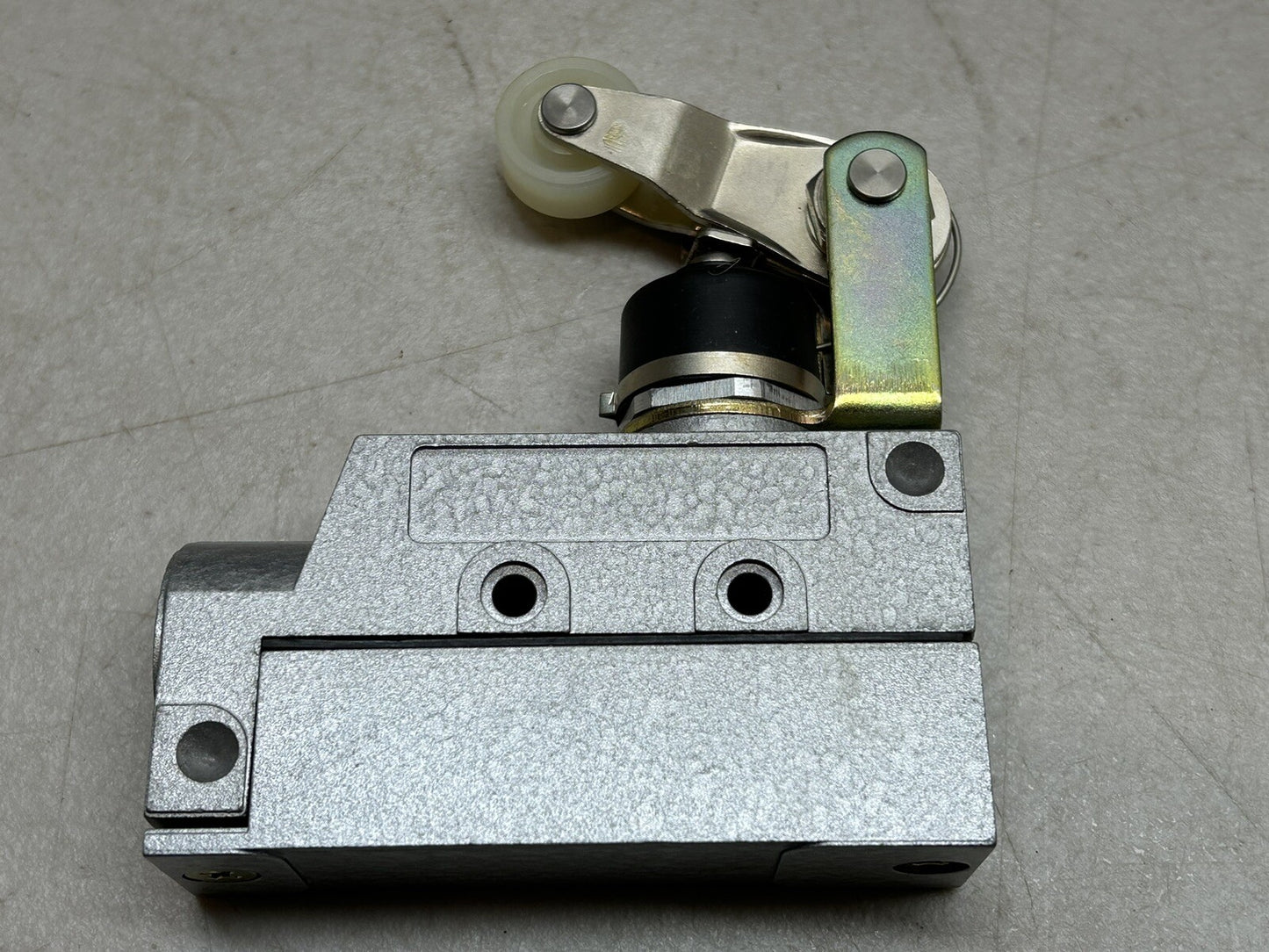 NAIS AZ661049 LIMIT SWITCH 15A / 10A 1/2HP 125VAC / 250VAC / NEW NO BOX