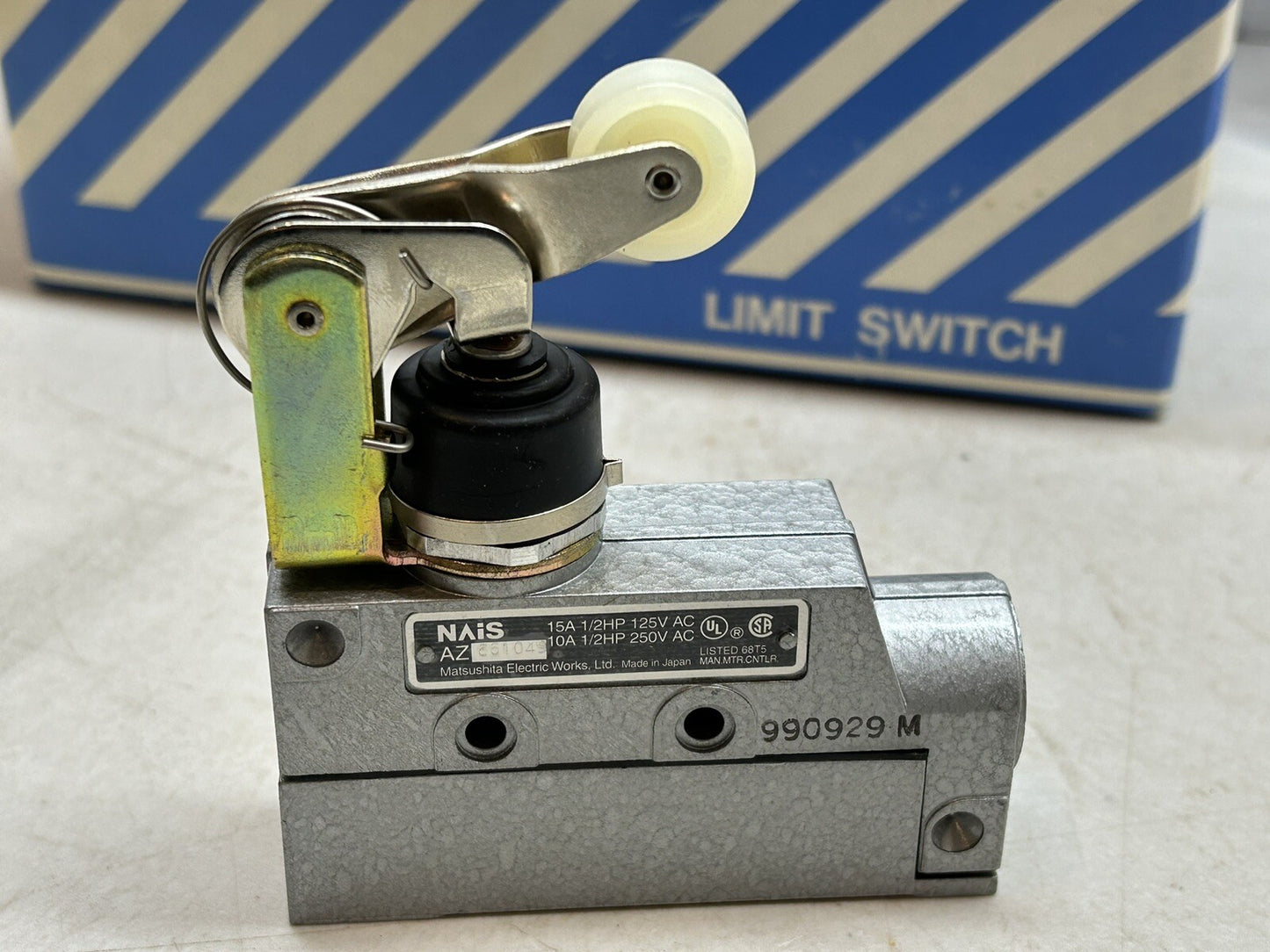 NAIS AZ661049 LIMIT SWITCH 15A / 10A 1/2HP 125VAC / 250VAC / NEW NO BOX
