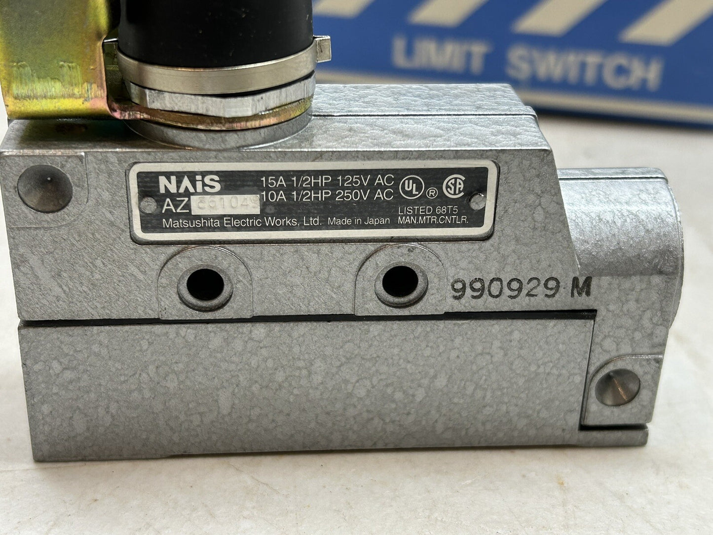 NAIS AZ661049 LIMIT SWITCH 15A / 10A 1/2HP 125VAC / 250VAC / NEW NO BOX