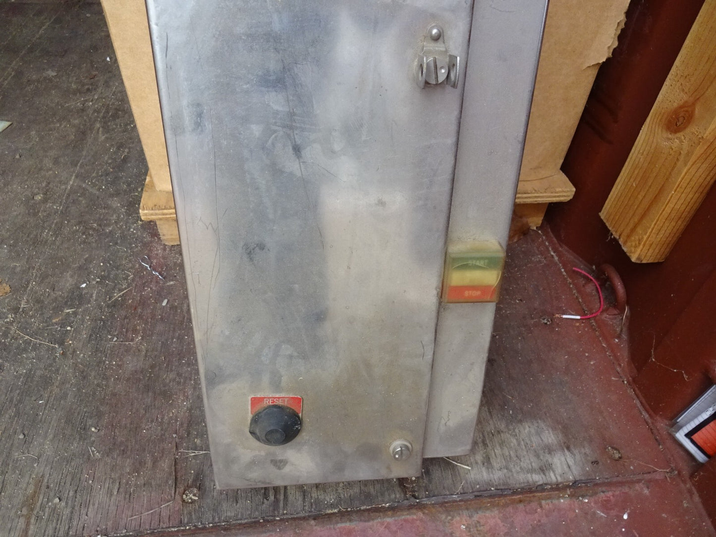 CUTLER HAMMER A-C MAGNETIC COMBINATION STARTER W/ MOTOR CIRCUIT SWITCH 4X ENCL