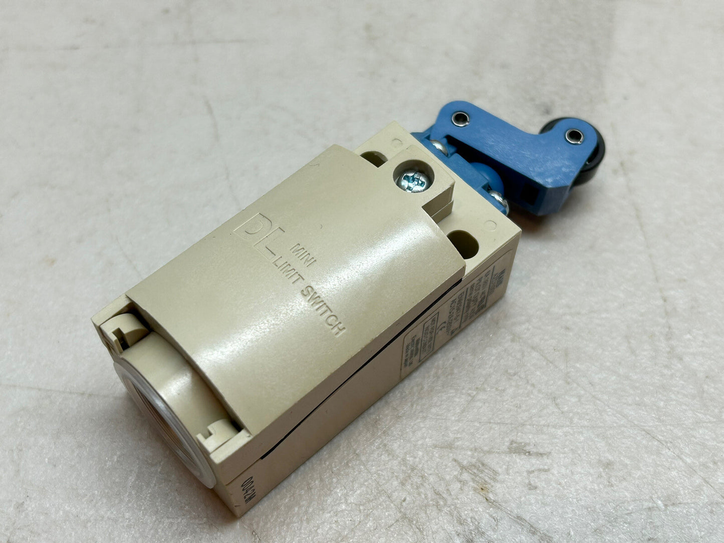 NAIS PANASONIC AZD1000 / DL MINI LIMIT SWITCH W/ ROLLER LEVER / NEW IN BOX