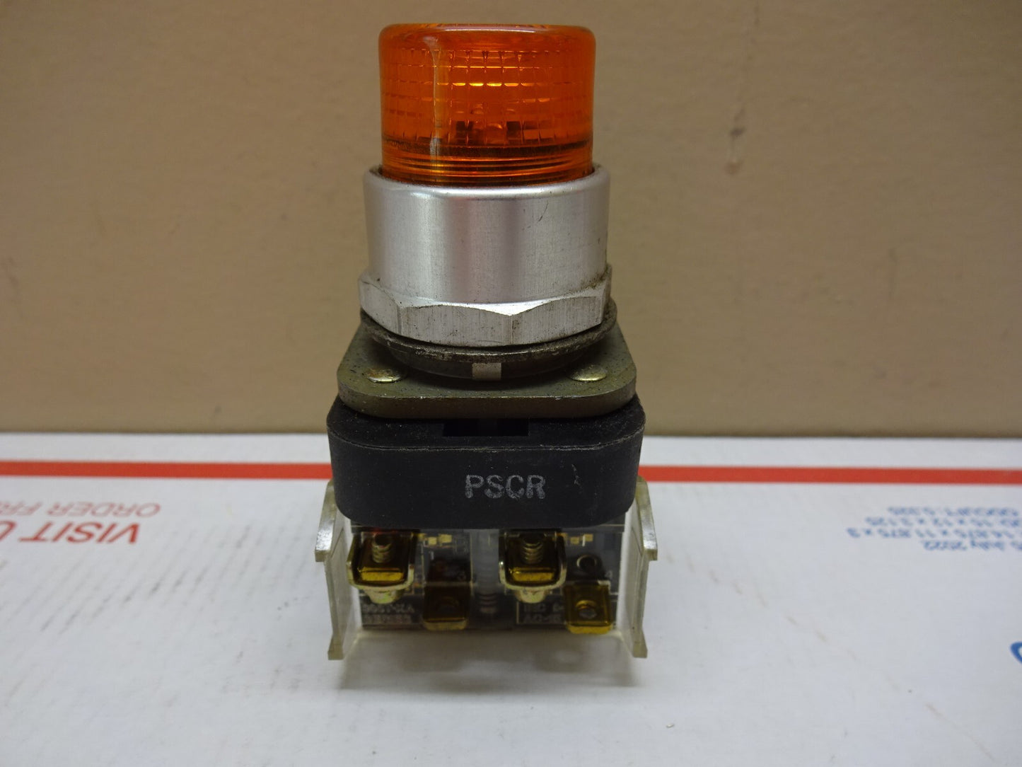 ALLEN BRADLEY 800T-PBL16A / PUSH BUTTON SWITCH / SERIES T / AMBER