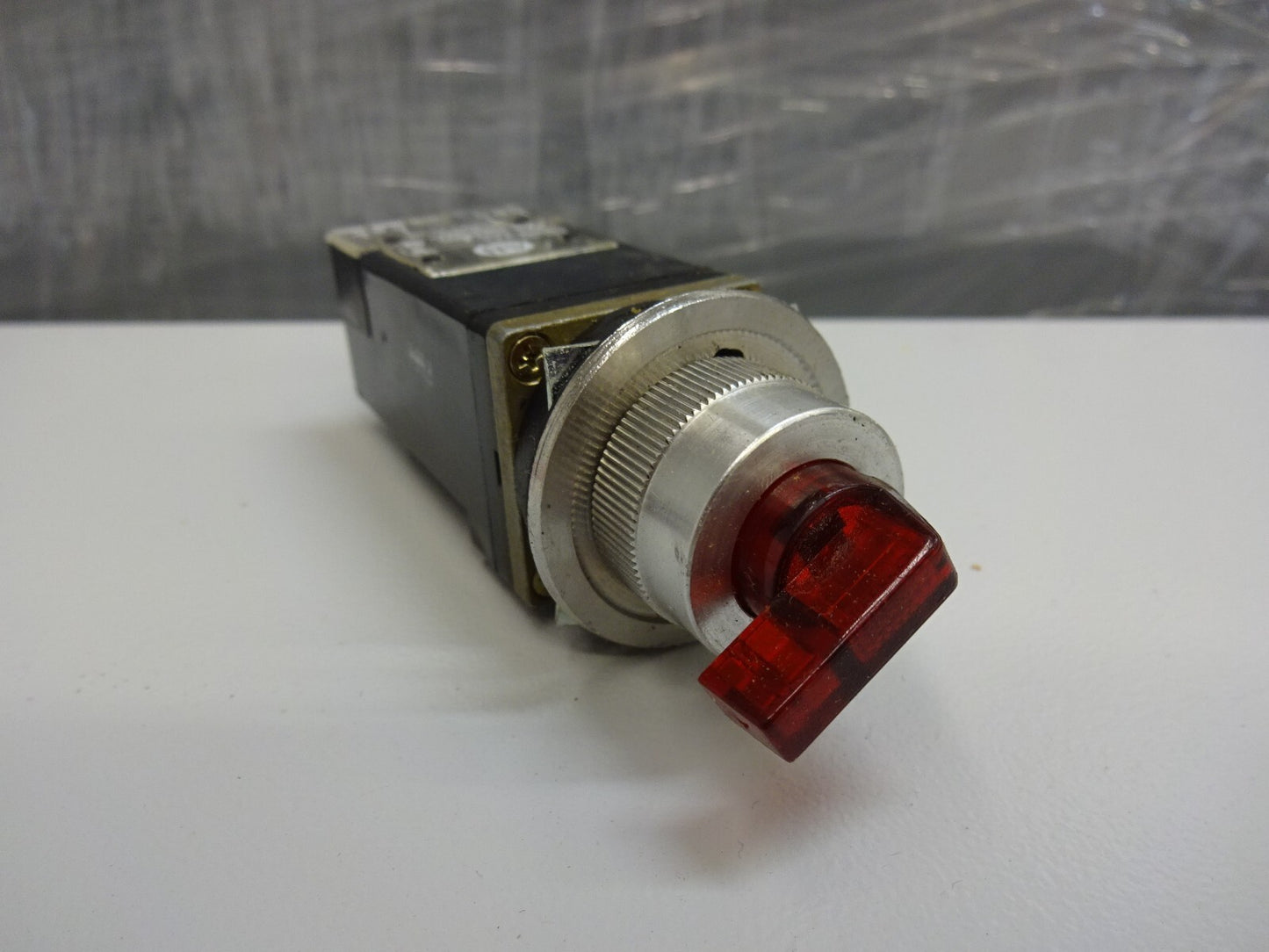 ALLEN-BRADLEY 800MR-16HX2B RED / SELECTOR SWITCH SERIES D 110/120 V 50/60 HZ