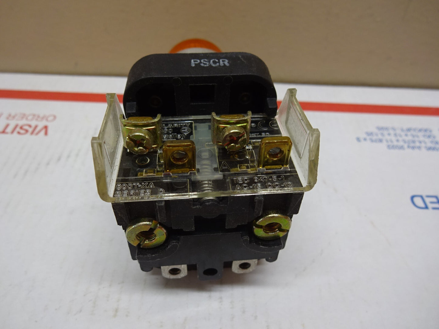 ALLEN BRADLEY 800T-PBL16A / PUSH BUTTON SWITCH / SERIES T / AMBER