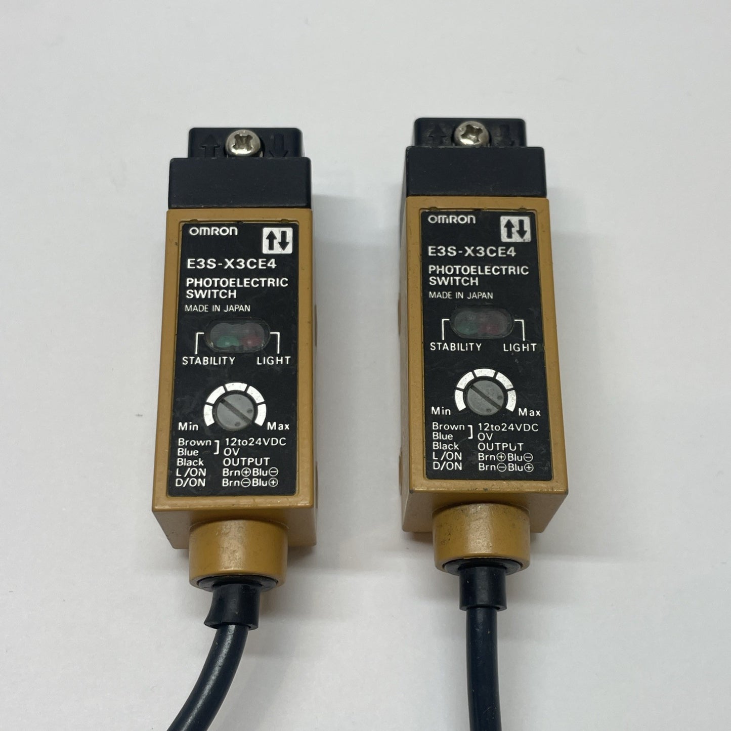 (LOT OF 2) OMRON E3S-X3CE4 Fiber Optic Sensor (12-24VDC, NPN, 1 ms)