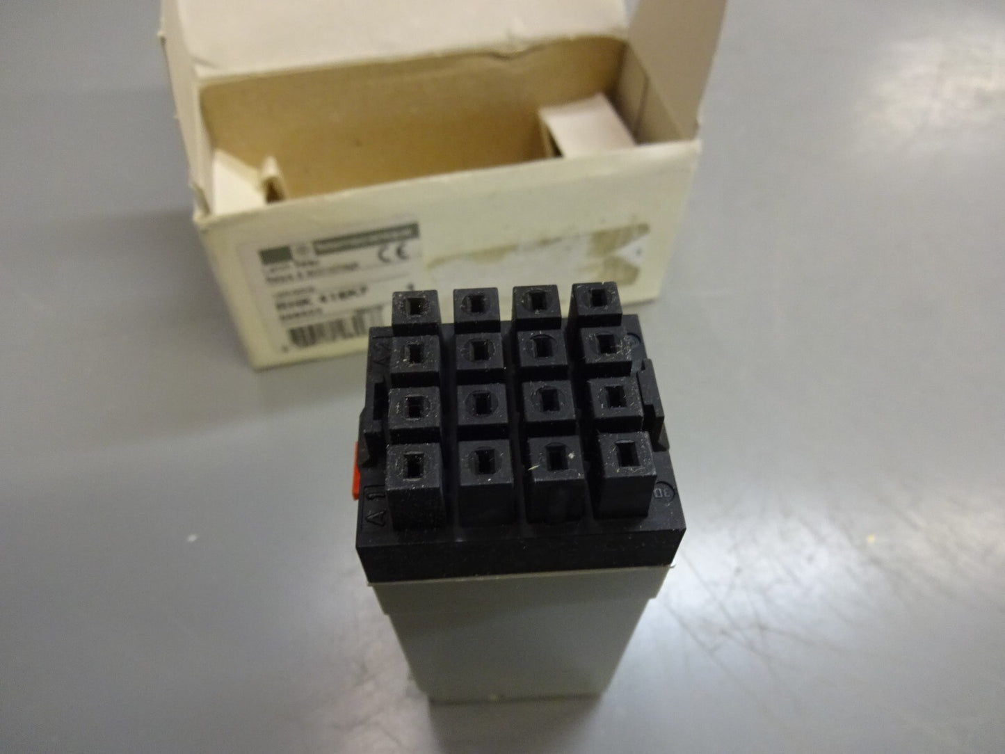 TELEMECANIQUE RHK-416KF / LATCH RELAY 120VOLT 60HZ / NEW