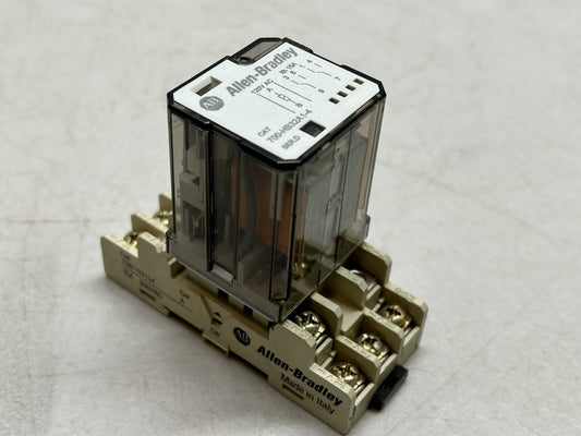 ALLEN BRADLEY / 700-HB32A1-4 RELAY SER D / WITH 700-HN154 SER A SOCKET BASE