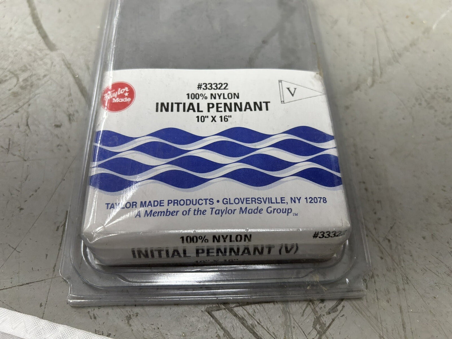 TAYLOR MADE 33322 / INITIAL V PENNANT / 10" x 16" / NEW