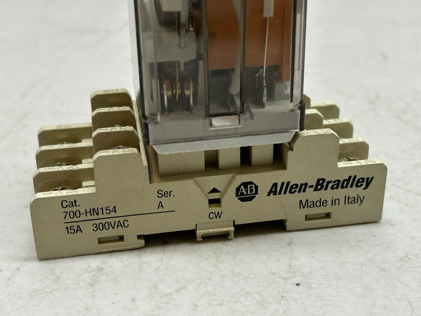 ALLEN BRADLEY / 700-HB32A1-4 RELAY SERIES E / WITH 700-HN154 SER A SOCKET BASE