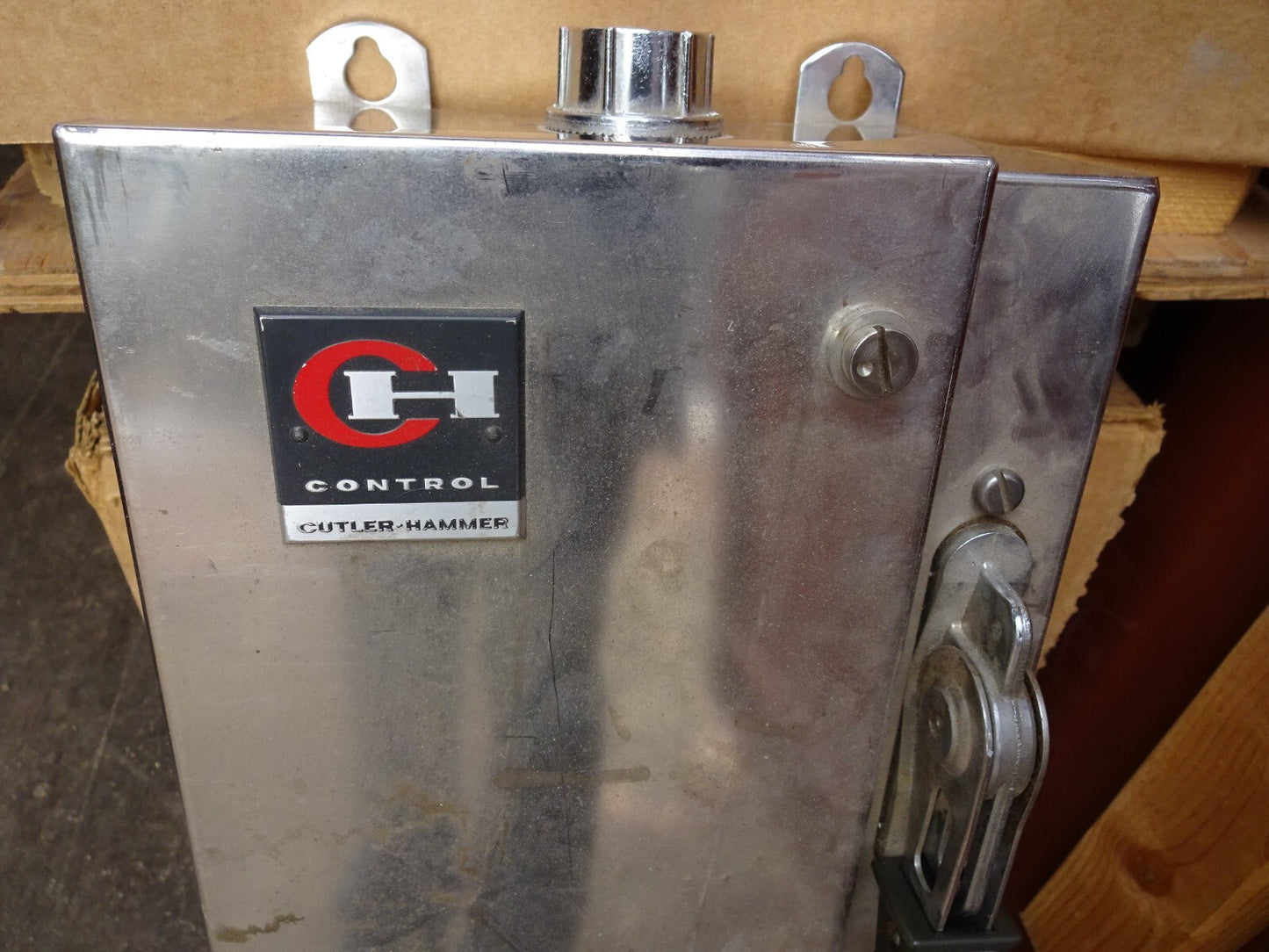 CUTLER HAMMER A-C MAGNETIC COMBINATION STARTER W/ MOTOR CIRCUIT SWITCH 4X ENCL