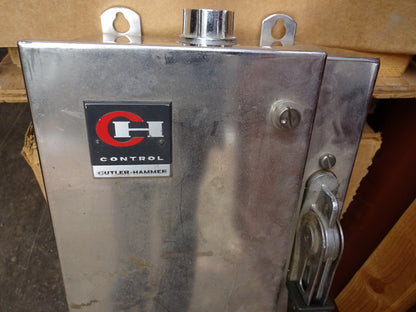 CUTLER HAMMER A-C MAGNETIC COMBINATION STARTER W/ MOTOR CIRCUIT SWITCH 4X ENCL