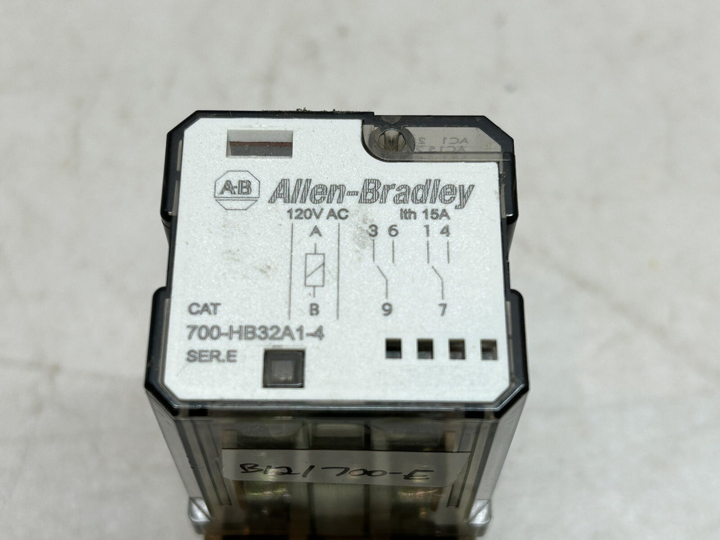 ALLEN BRADLEY / 700-HB32A1-4 RELAY SERIES E / WITH 700-HN154 SER A SOCKET BASE