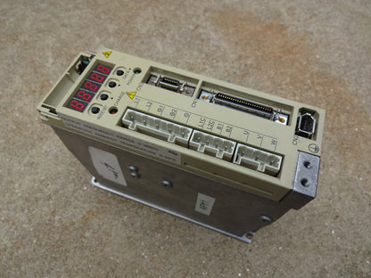 YASKAWA ELECTRIC/ SGDP-01APY100 / SERVO PACK SERVOPACK AC 200-230 IN 0-230 OUT