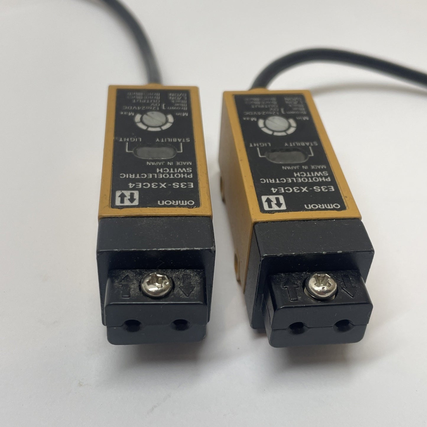 (LOT OF 2) OMRON E3S-X3CE4 Fiber Optic Sensor (12-24VDC, NPN, 1 ms)