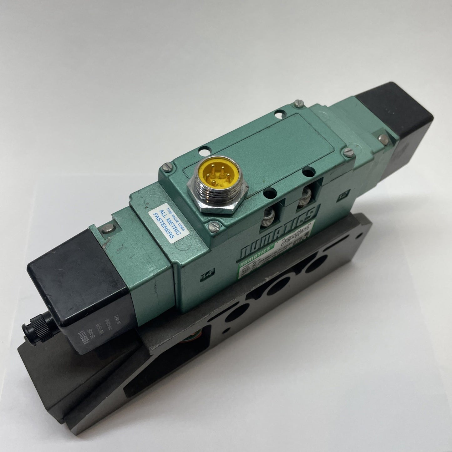 NUMATICS IS05599/11, SOLENOID VALVE  110-120VAC .06A 124BB415LP15G30 (150psi)