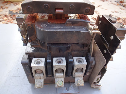 GE CR305F0 / SIZE 4 CONTACTOR 480 VAC COIL 600 VAC 100 HP 135 AMPS 3 PHASE