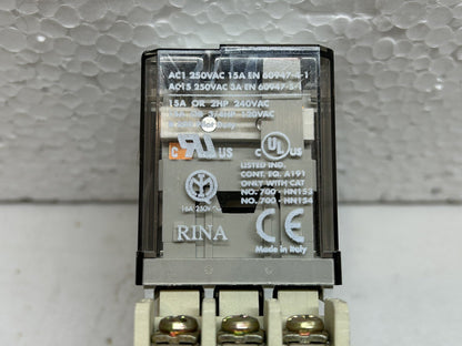 ALLEN BRADLEY / 700-HB32A1-4 RELAY SER D / WITH 700-HN154 SER A SOCKET BASE