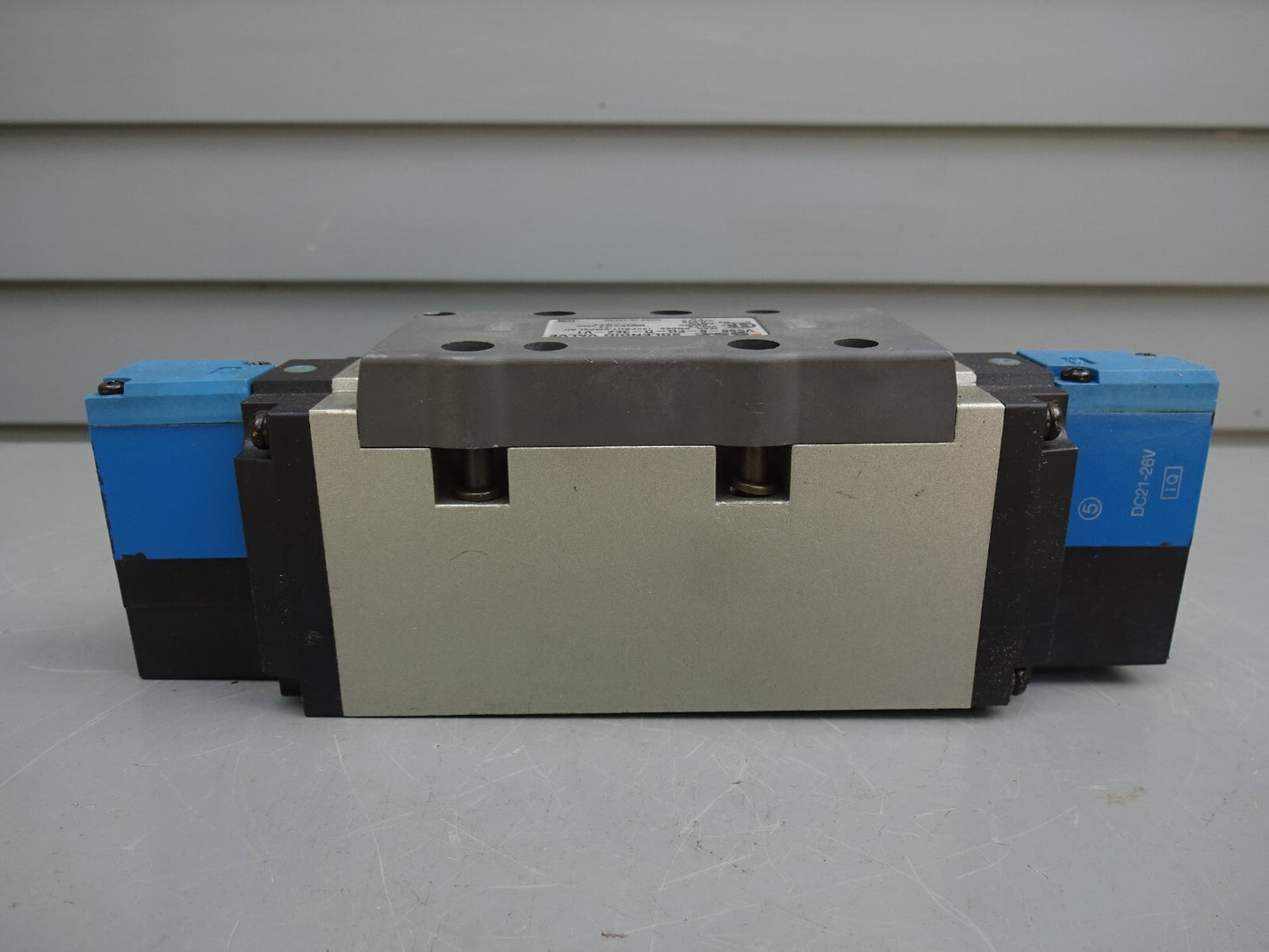 SMC VSS8-8-FG-D-3EZ-V1 / SOLENOID VALVE  / 24VDC / .075AMP / 1.8W / 142 PSI