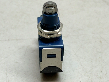 NAIS AZH2033 / HL LIMIT SWITCH 5A 250VAC CROSS ROLLER PLUNGER PANEL MOUNT / NEW