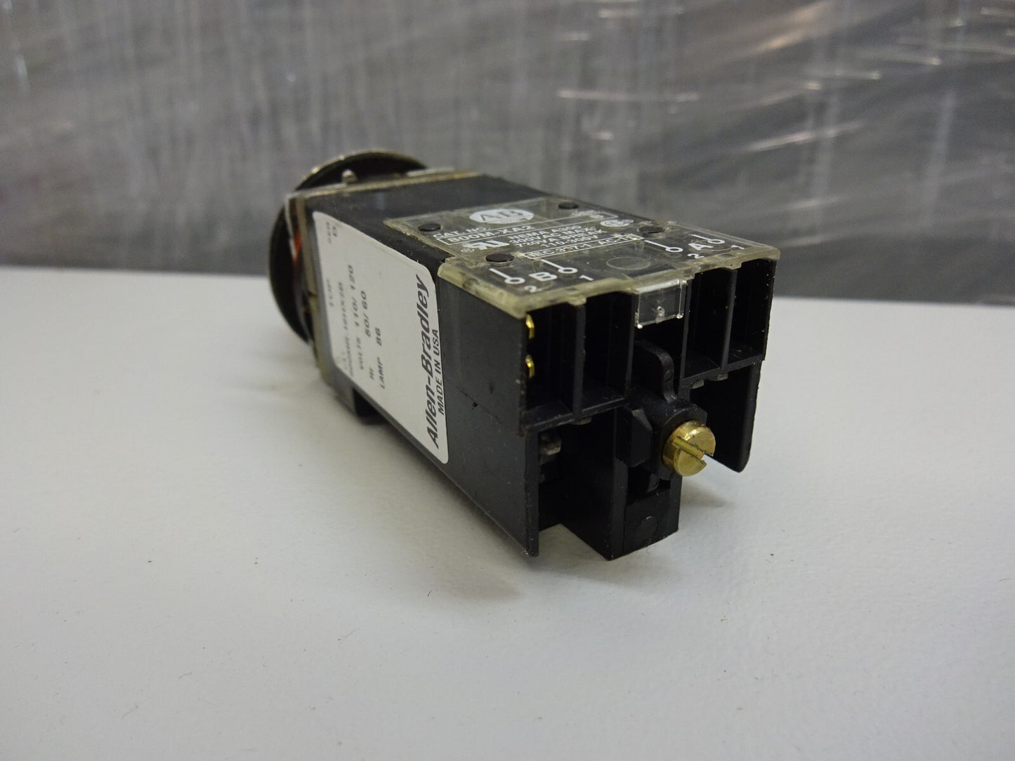 ALLEN-BRADLEY 800MR-16HX2B RED / SELECTOR SWITCH SERIES D 110/120 V 50/60 HZ