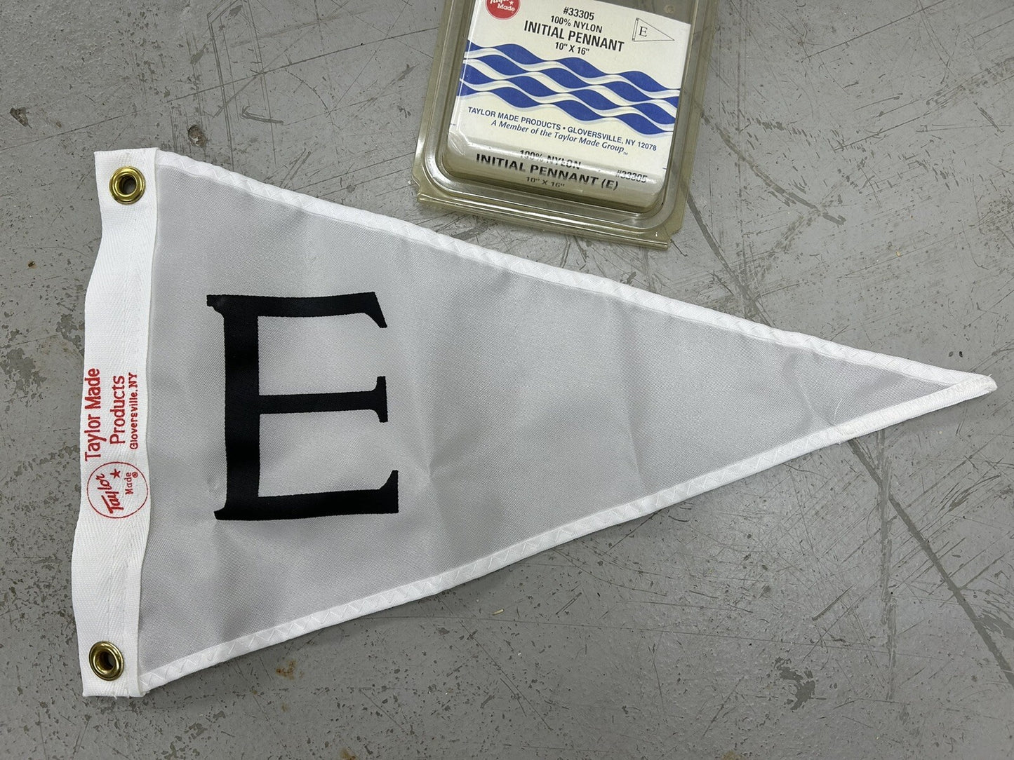 TAYLOR MADE 33305 / INITIAL E PENNANT / 10" x 16" / NEW