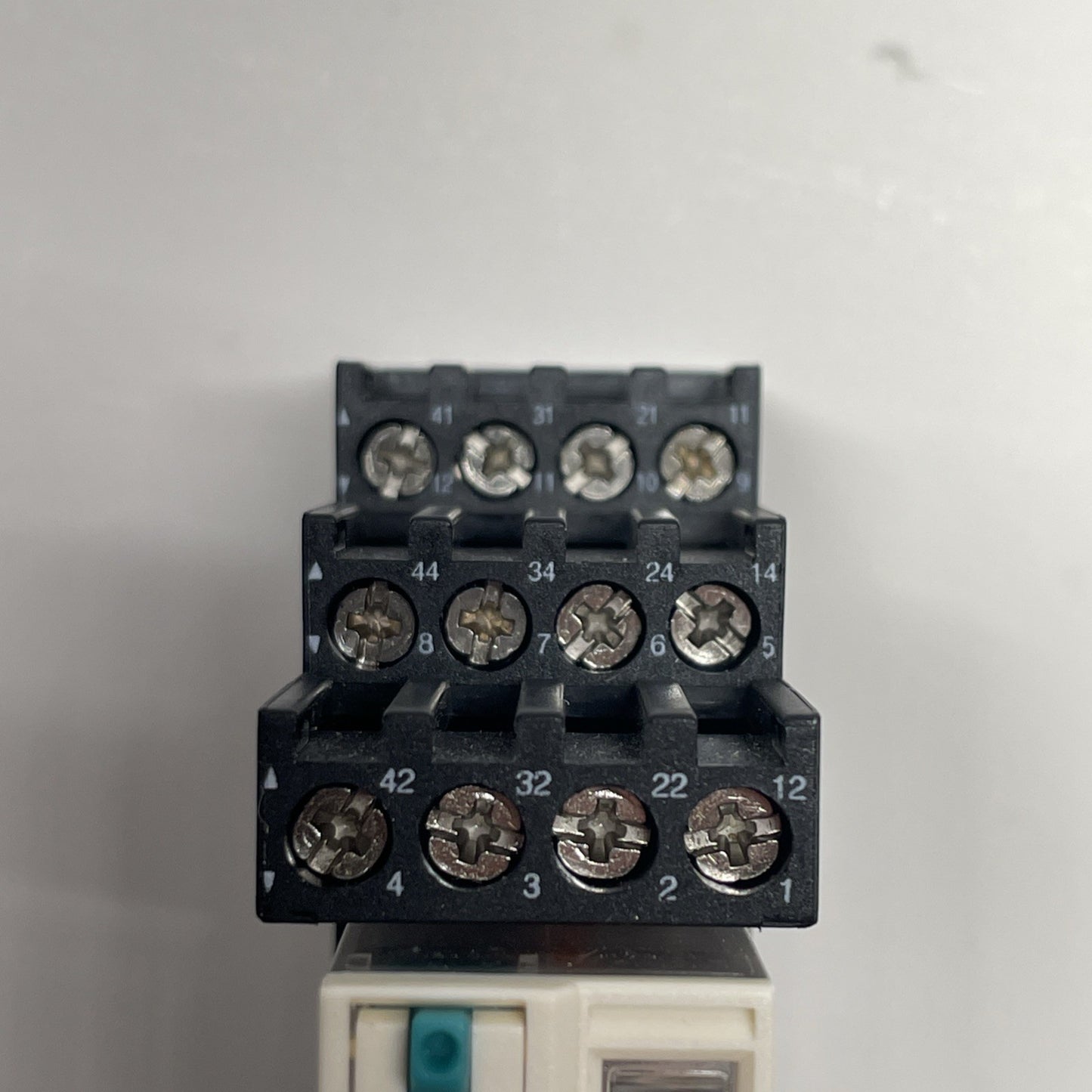 Schneider RXZE2S114M 250VAC 10A Relay Base w/ RXM4AB2BD Relay